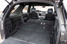 2017 Land Rover Discovery cargo view 02