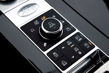 2017 Land Rover Discovery center console controls
