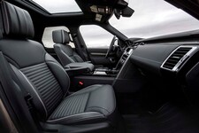 2017 Land Rover Discovery front interior 02