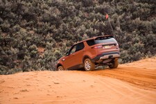 2017 Land Rover Discovery off road 32