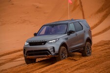 2017 Land Rover Discovery off road 39