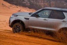 2017 Land Rover Discovery off road 41